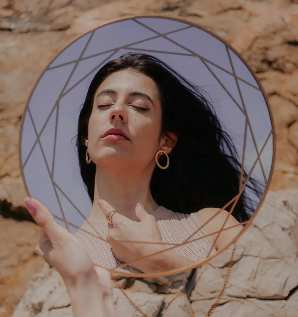 Andrea reflejada sobre un espejo andrea jiménez psicología