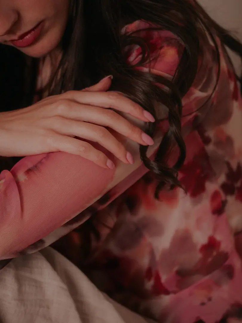 Detalle mano sobre brazo